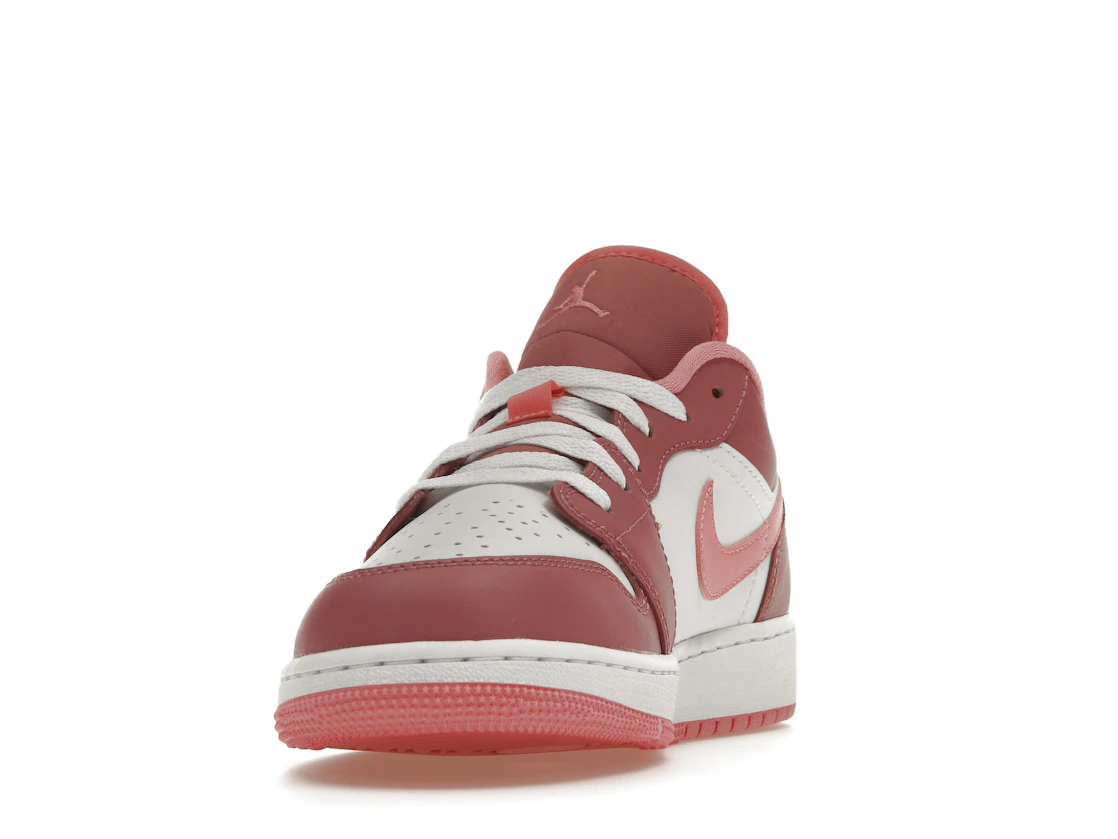 Vue 12 de Jordan 1 Low Desert Berry (GS)