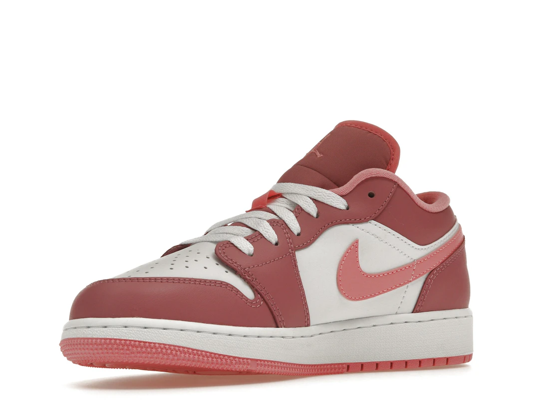 Vue 15 de Jordan 1 Low Desert Berry (GS)