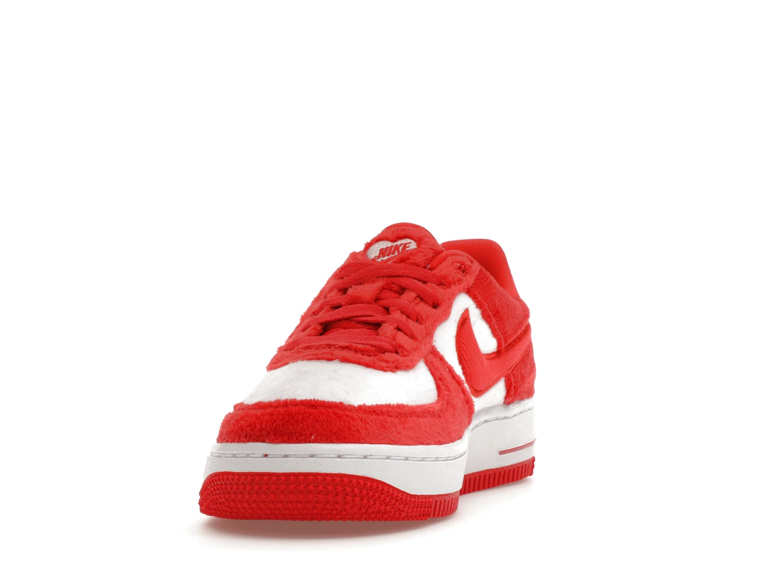 Vue 12 de Nike Air Force 1 Low Valentine's Day Fleece (2024) (GS)