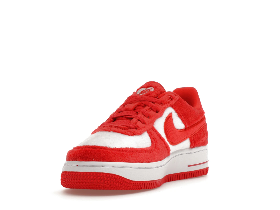 Vue 13 de Nike Air Force 1 Low Valentine's Day Fleece (2024) (GS)