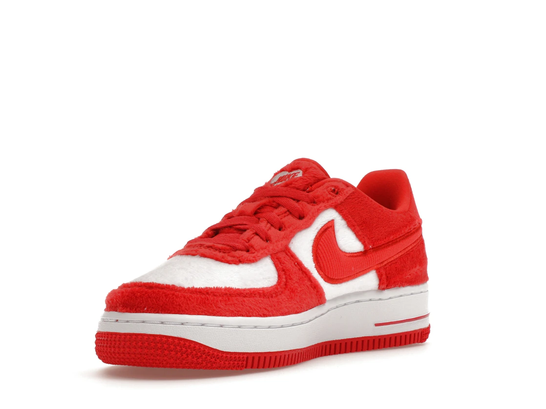 Vue 14 de Nike Air Force 1 Low Valentine's Day Fleece (2024) (GS)