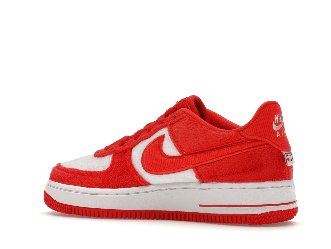 Vue 22 de Nike Air Force 1 Low Valentine's Day Fleece (2024) (GS)