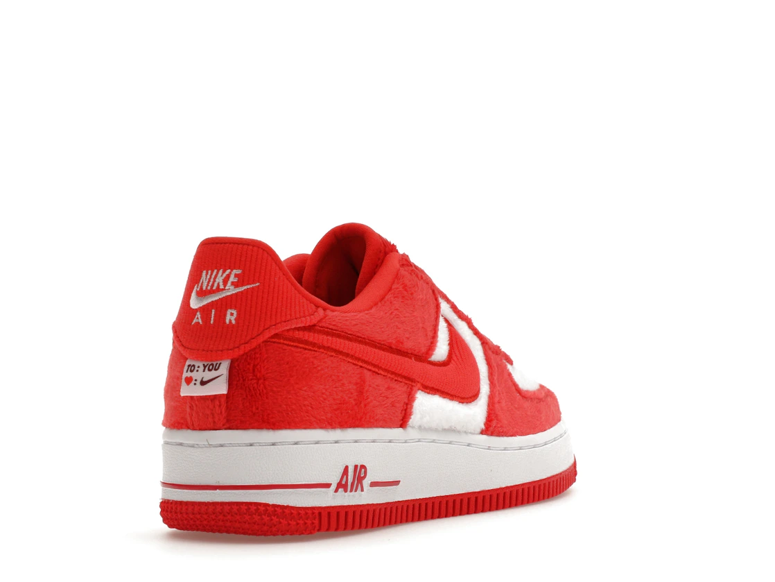 Vue 31 de Nike Air Force 1 Low Valentine's Day Fleece (2024) (GS)