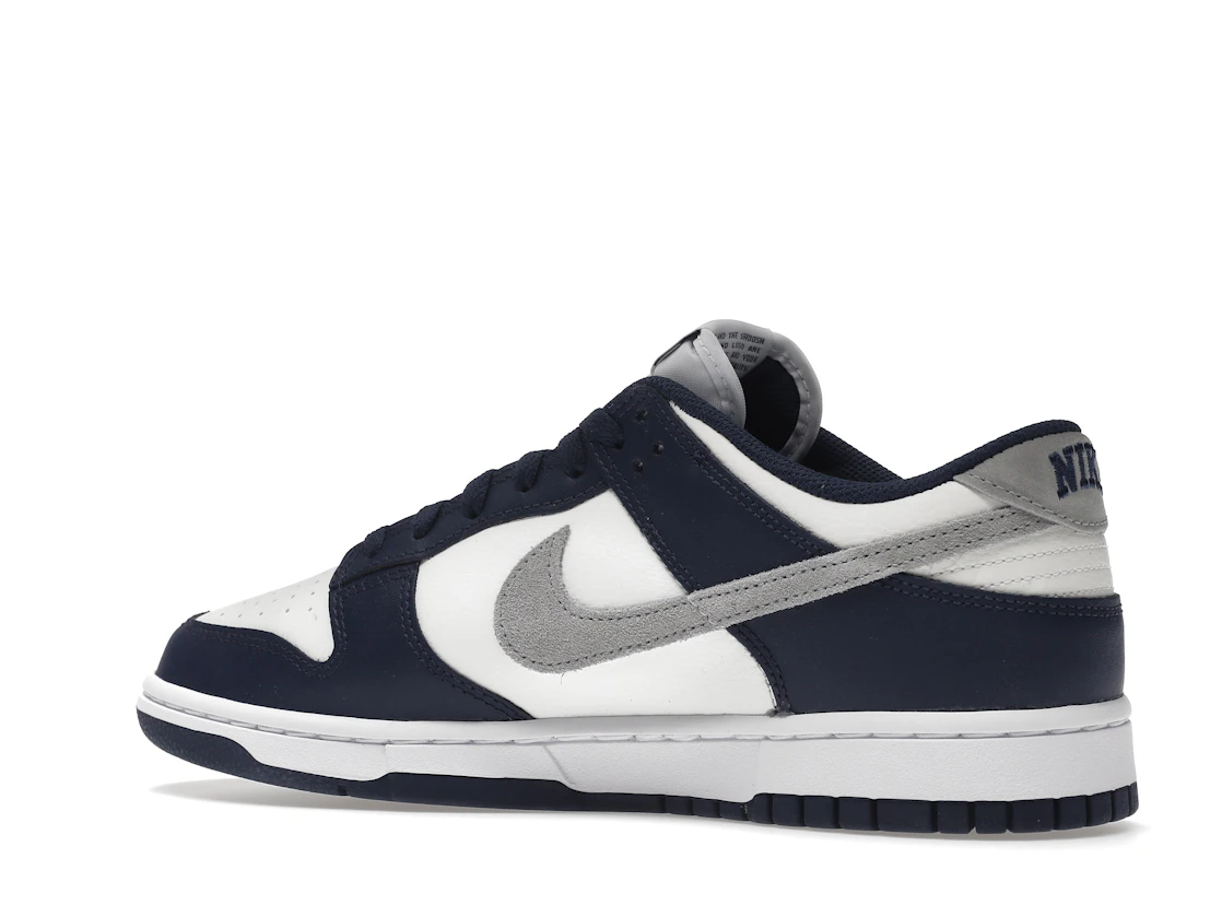 Vue 22 de Nike Dunk Low Summit White Midnight Navy