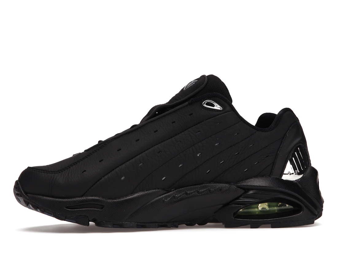 Vue 18 de Nike Hot Step Air Terra Drake NOCTA Triple Black